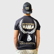 Carica l'immagine nel visualizzatore di Gallery, T-Shirt nera - Petrosyan Mania Golden Edition