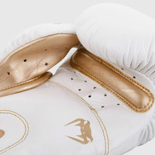 Carica l'immagine nel visualizzatore di Gallery, Guantoni da boxe Venum Giant 3.0 - Pelle nappa - Bianco/Oro